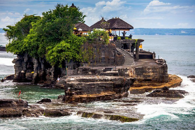 Ubud and Tanah Lot Temple Small Group Sunset Tour - Sacred Monkey Forest Sanctuary in Ubud: enjoy the magic, protect your stuff