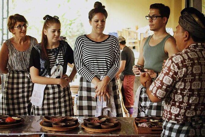 Ubud Cooking Class Bali with Balinese Chef - Morning market stop at Ubud Traditional Art Market (30 minutes)