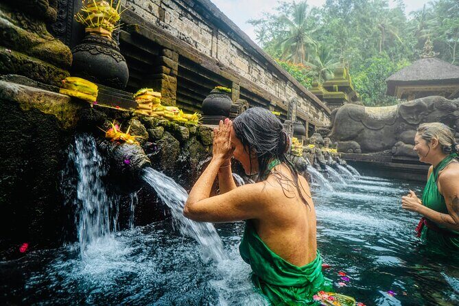 Ubud Jungle Adventure: Tirta Empul & Bali Swing - Stop 1: Sacred Monkey Forest Sanctuary and your 1-hour monkey strategy