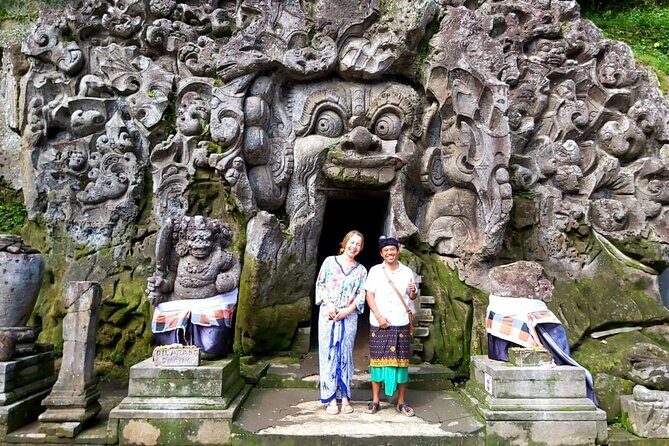Ubud Tour : Monkey forest, Rice terrace, Water temple, Waterfall & Jungle Swing - Batuan short stop: a real local house and family temple