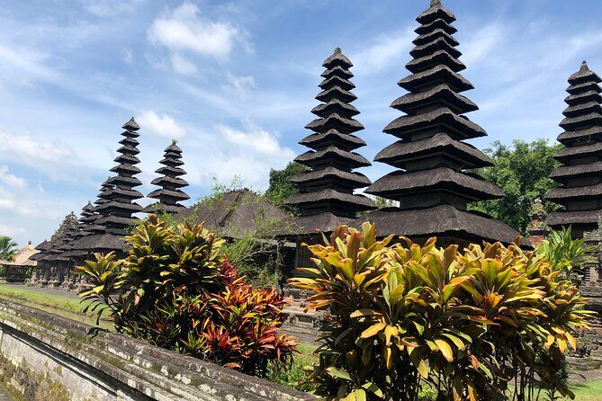 Ulun Danu Bratan Temple with Tanah Lot Sunset - Tanah Lot at sunset: sea temples, rock, and a real crowd scene