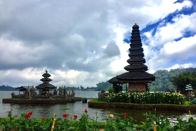 Ulun Danu Temple, Handara Gate, Wanagiri And Banyu Mala Waterfall - Handara Gate Next to the Lake Temple: The Photo-Spot Stop